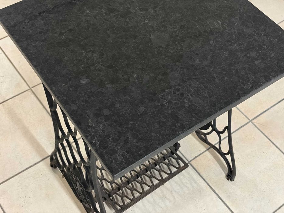 Mesa vintage Singer com tampo em granito Angola
