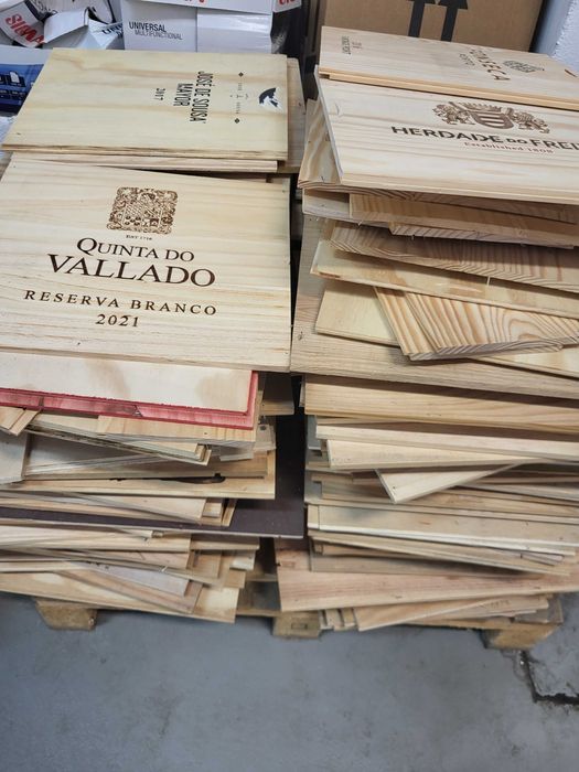 Painéis frontais de caixas de vinho em madeira gravada