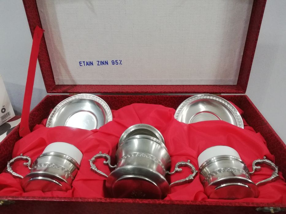 Conjunto chávenas de café e açucareiro