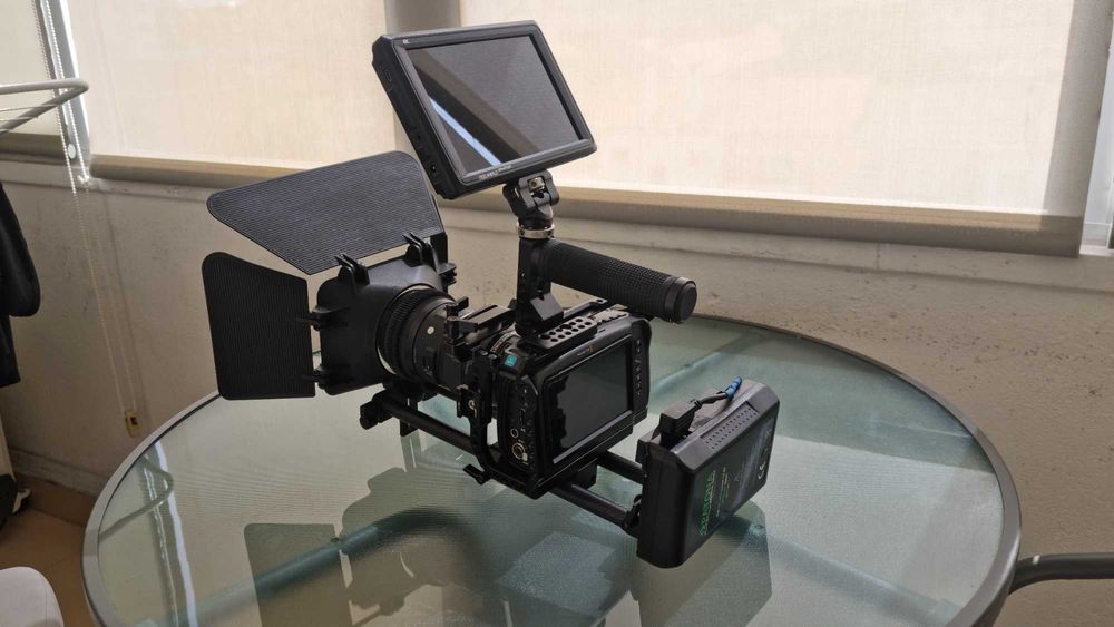 Kit Blackmagic Pocket Cinema Camera 4K Completo + Sigma 18-35mm f/1.8 + Monitor Feelworld + Pelican