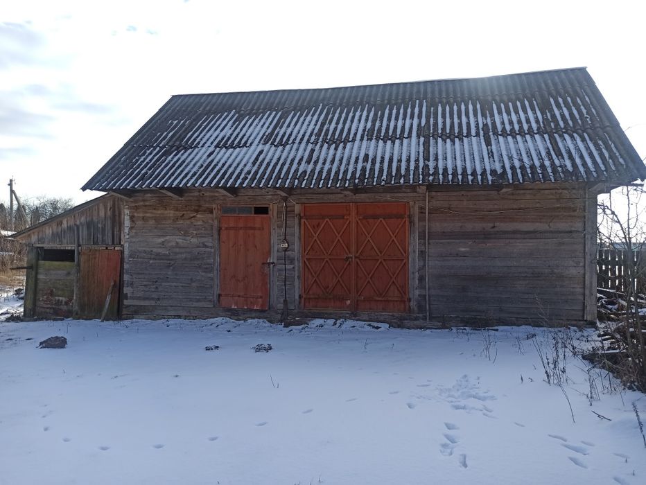 Продам хату з надвірними будівлями.