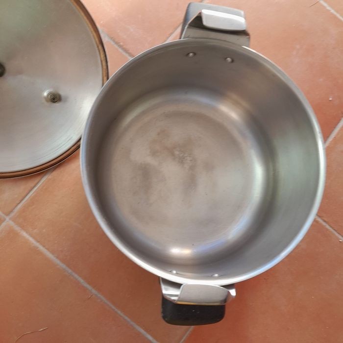 Panela de pressão em ferro fundido com asas e pipo
