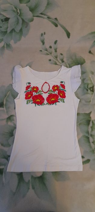 Святкова футболка-вишиванка