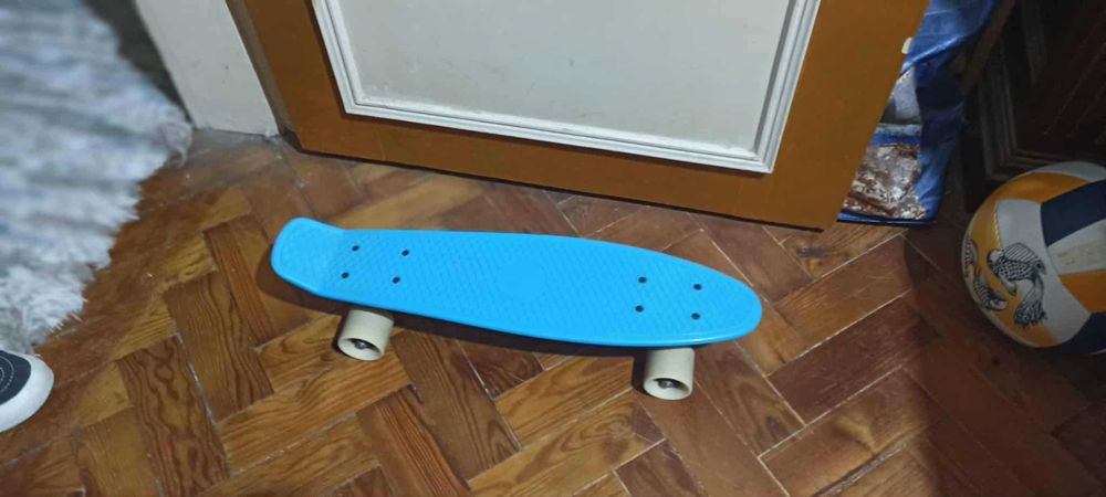 Penny board–style mini cruiser skateboard.