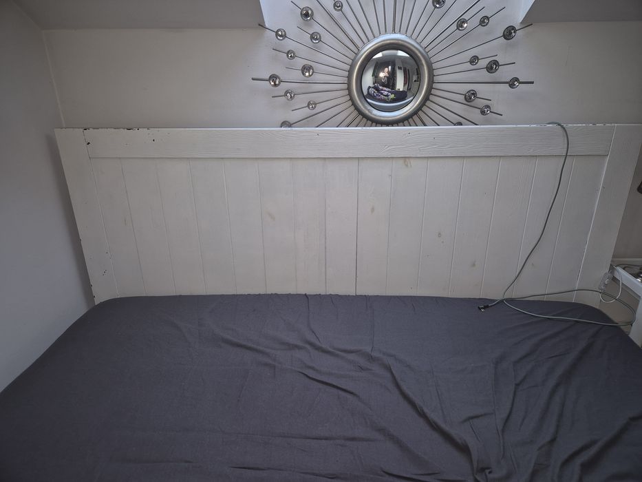 Masywne drewniane łóżko z szufladami