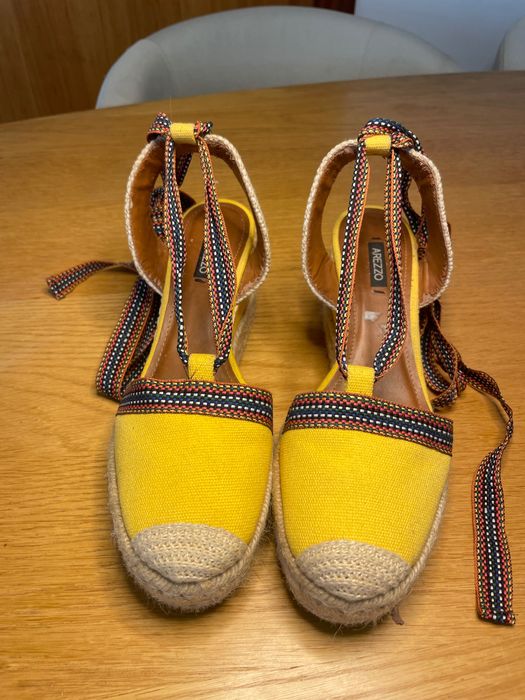 Sandálias Anabela Espadrille AREZZO (Amarelas) – Tam. 38 EUR (36 BR) – Como Novas!