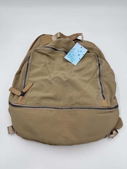 Bezowy plecak podrozny