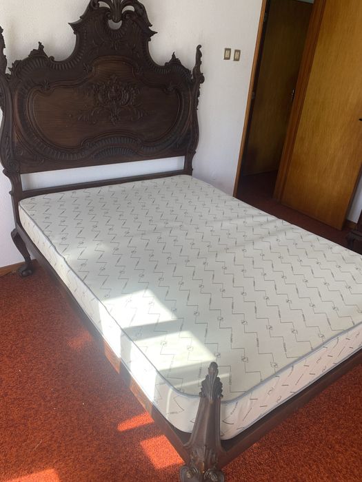 Cama de Casal Antiga em Madeira Maciça – Elegância e Carácter