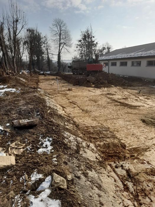 Niwelacje terenu, roboty ziemne koparko-ładowarką, stabilizacja gruntu