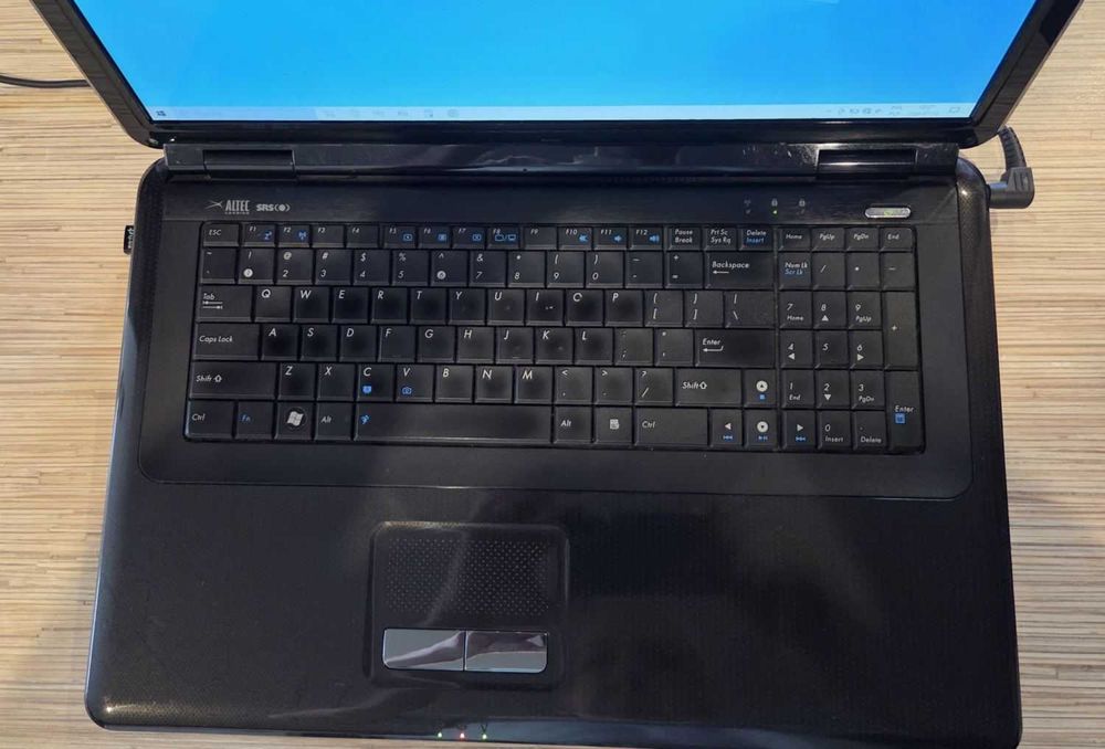 Laptop ASUS K701C 17" Intel Care 2 Duo  GeForce GT220M 4Gb RAM