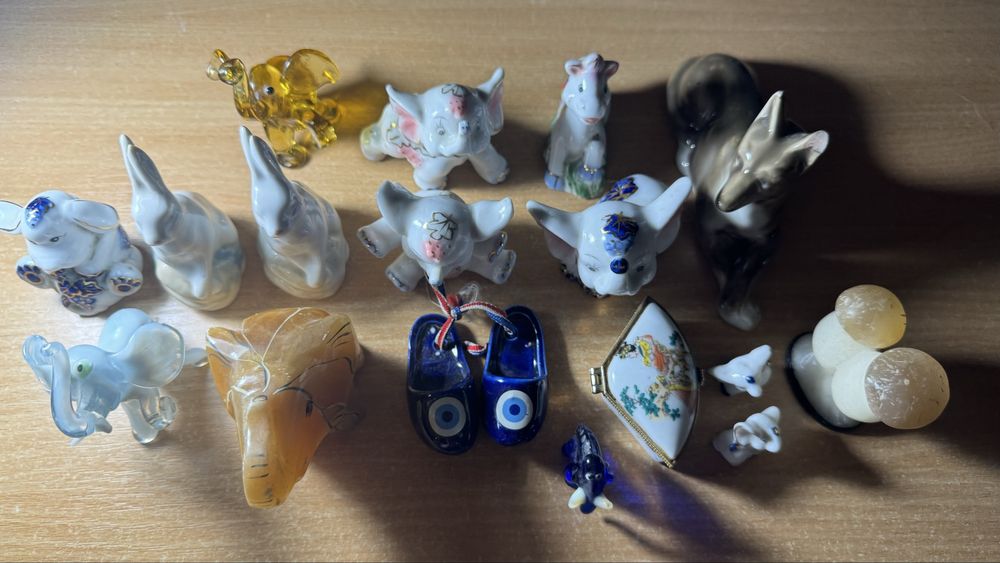 Продам фарфоровые статуетки слоников,волка СССР