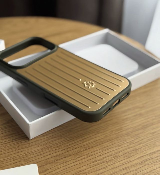 Чохол Rimowa  на  IPhone 17 Pro