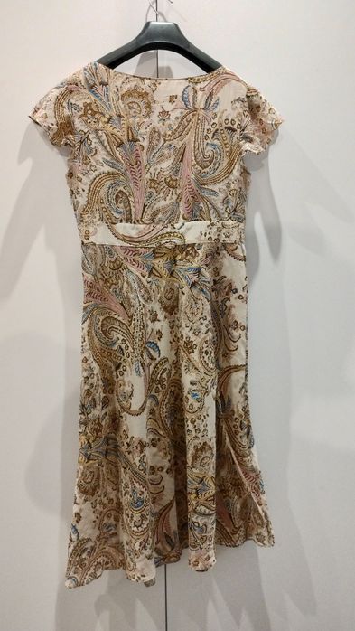 Bawełniano-jedwabna sukienka we wzór paisley marki Laura Ashley.