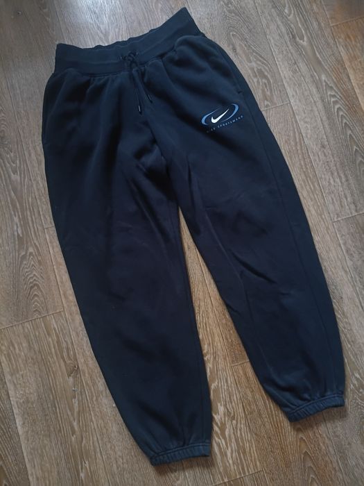 Чорні спортивні штани Nike
