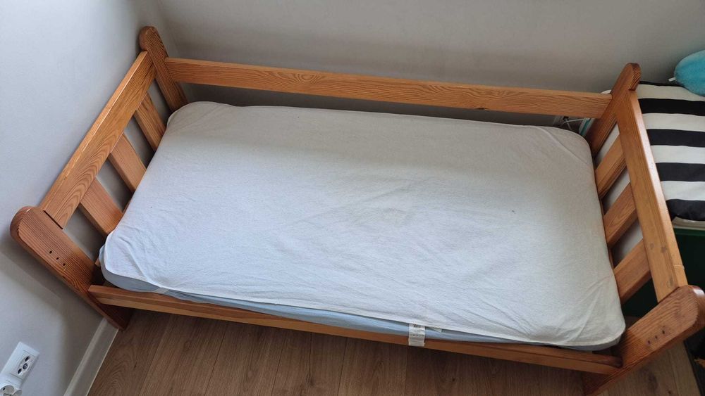 Solidne drewniane łóżeczko dziecięce 140x70 + materac z warstwą gryki