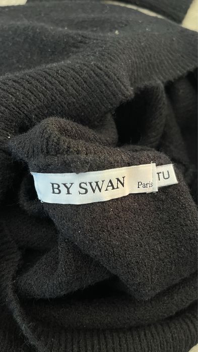 Czarny asymetryczny z wycięciem golf By Swan Paris