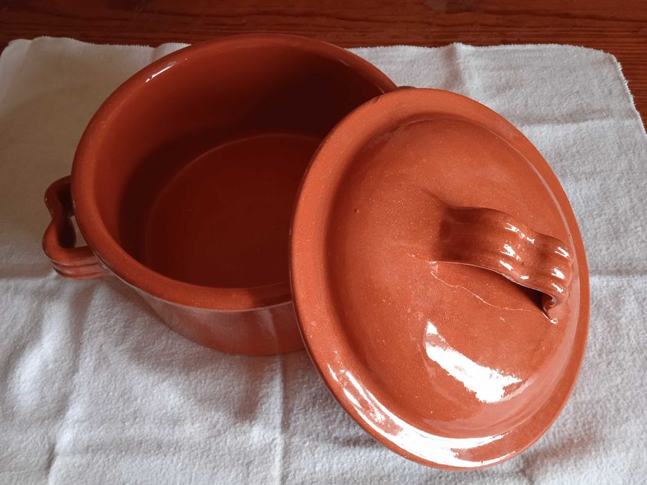 Panela de barro tradicional, lisa