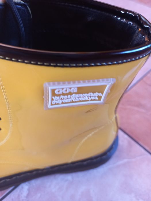 Buty lakierowane żółte