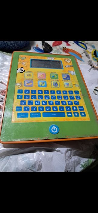 Tres tabletes, um magalhaes,dois telemoveis antigos,para pecas