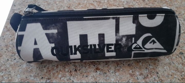 Estojo de lápis e canetas Quicksilver e compasso Rotring