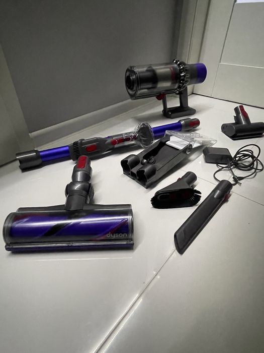 Dyson V 10 , odkurzacz bezprzewodowy , Duży zestaw , Piekny stan