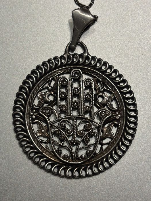 Duża zawieszka "Dłoń Fatimy", średnica 4,5 cm.