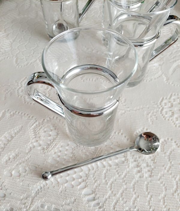 Chávenas com pega de plástico