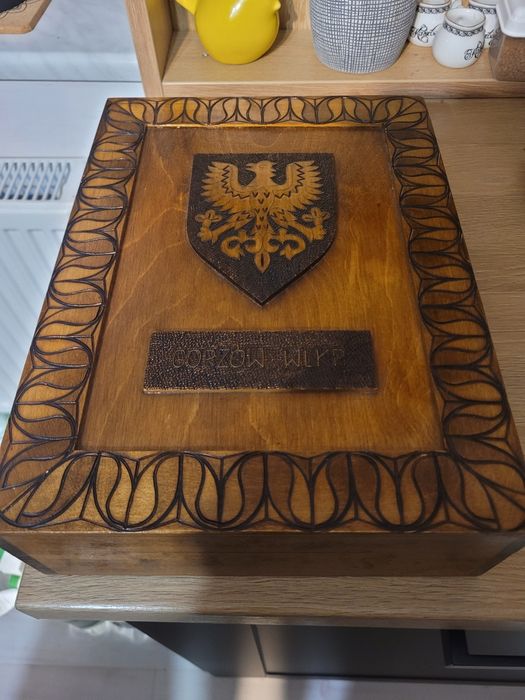 Stara szkatułka drewniana z symbolem Gorzów Wielkopolski