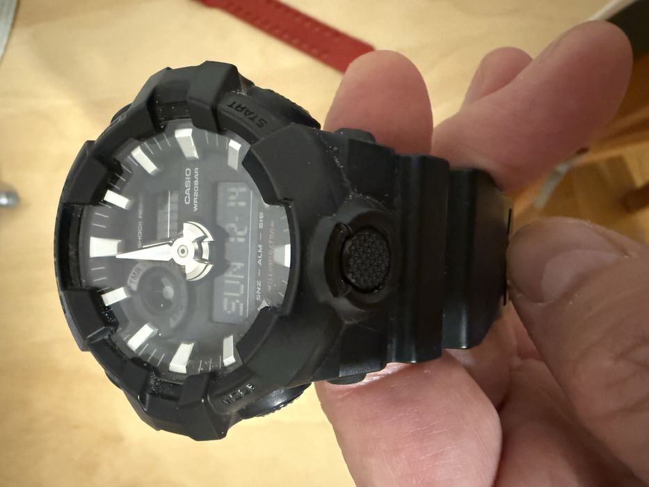 Casio G-shock z dodatkowa czerwoną obudową