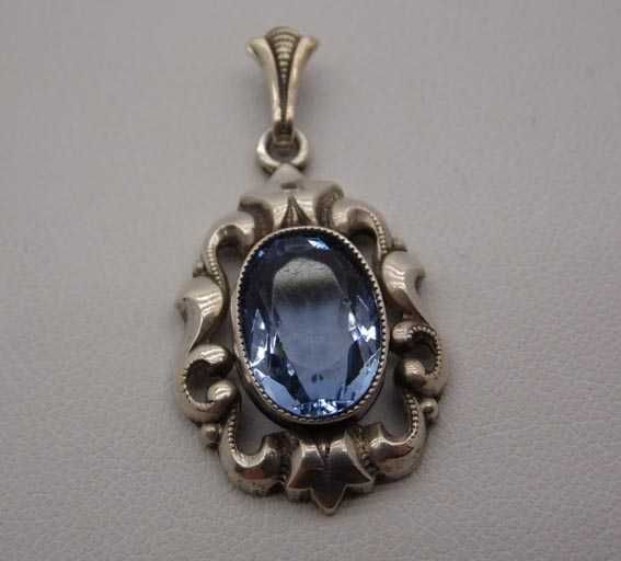 Przedwojenna srebrna zawieszka błękitno niebieski kamień