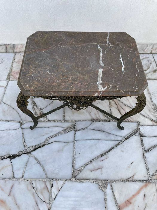 Mesa e espelho antigos, trabalhados, em mármore latão e cobre