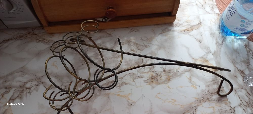 Підставка для пляшки та стаканчиків.