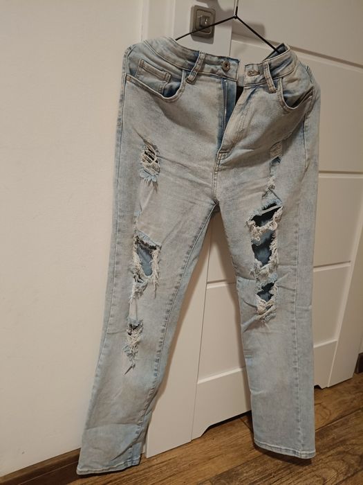 Spodnie z dziurami