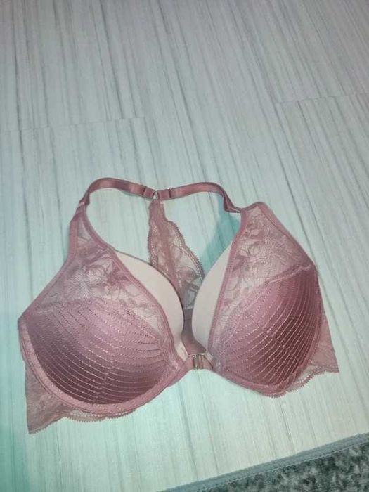piękny biustonosz marki Hunkemöller w rozmiarze EU 80D