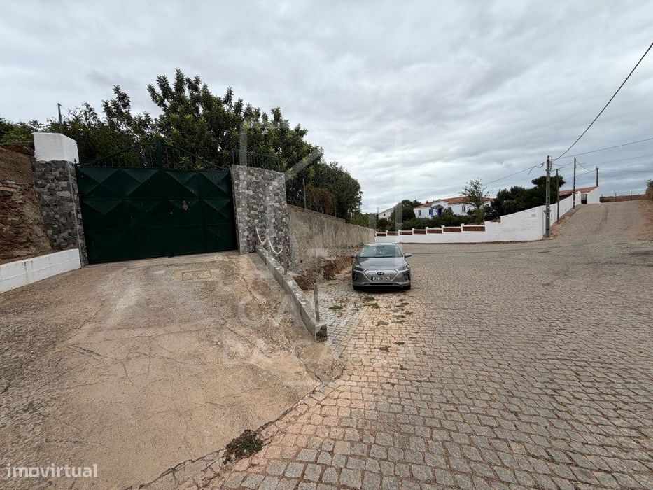 Propriedade T3 com Anexo T1+1 completamente renovada e jardim com 1...