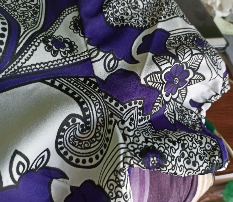 Biała sukienka w fioletowe i czarne wzory maxi vinted retro