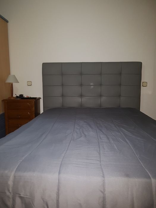 Estrado com pernas + cabeceira alcochadada