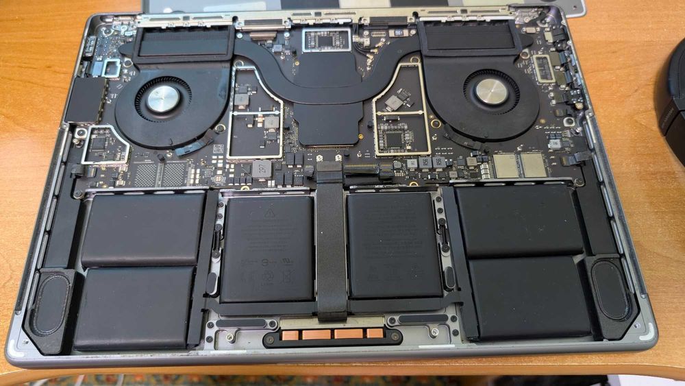 Macbook Pro A2442 14" M1 на запчастини