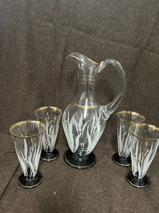 Jarra antiga com copos