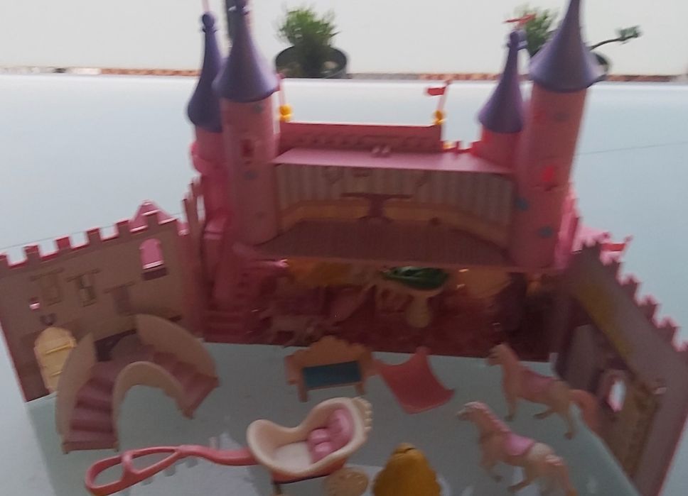 Castelo e varios brinquedos
