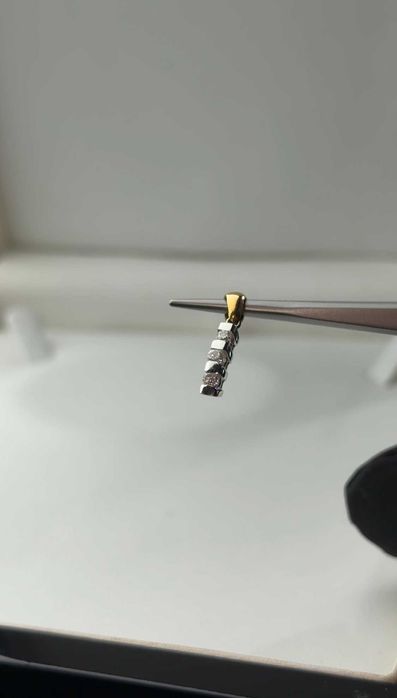 Золотий кулон з діамантами