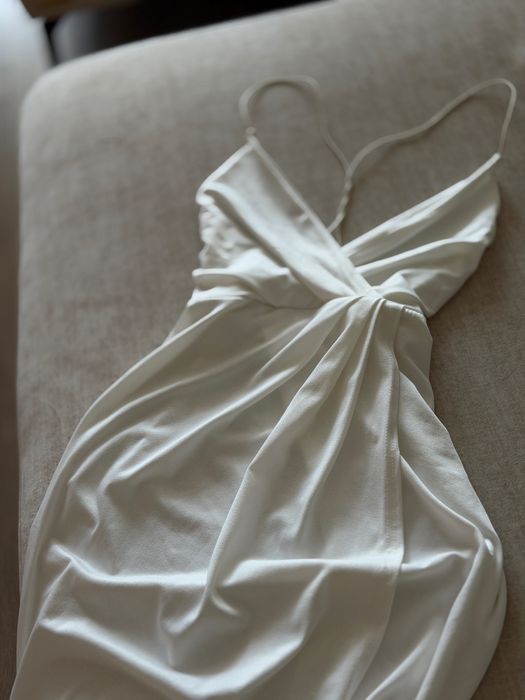 Розкішна біла вечірня сукня з глибоким декольте та розрізом