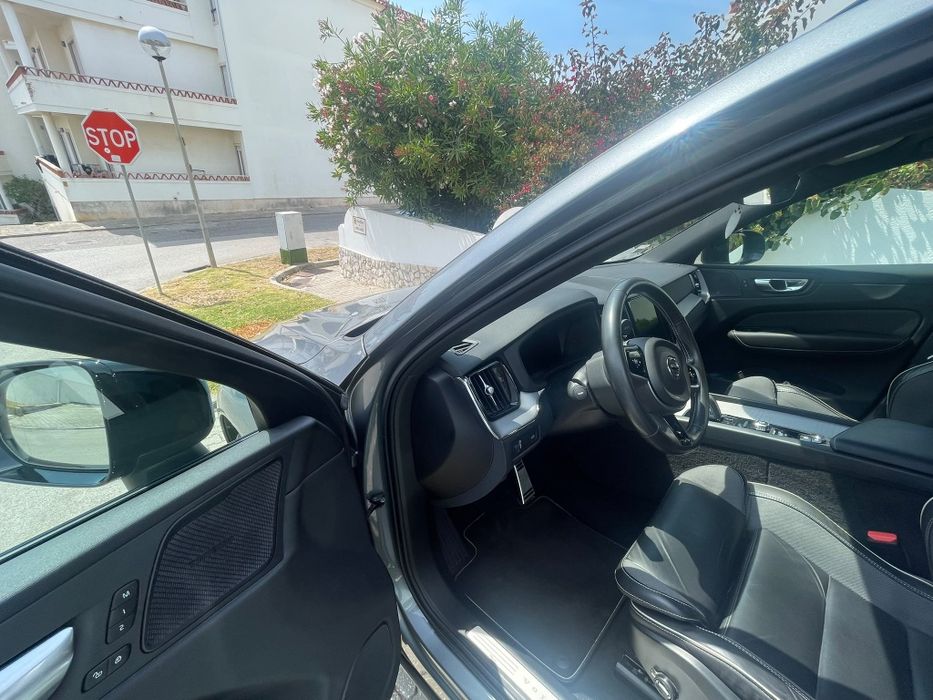 Volvo XC60 B4 Híbrido Gasóleo R-Design | Dez 2020 | 96.000 km | 1º Dono