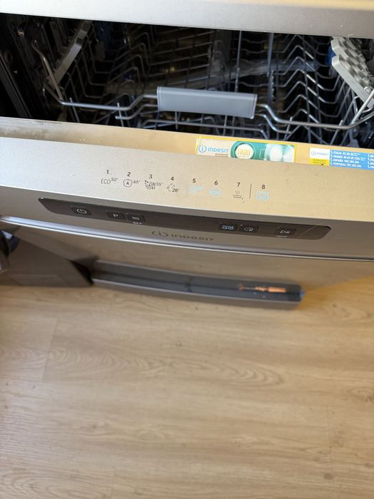 Maquina de lavar loiça Indesit (Como nova)