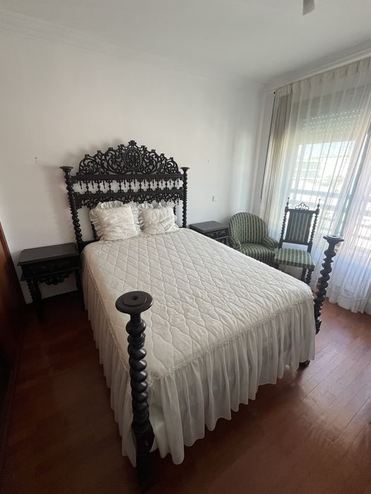 Cama e mesas de cabeceira