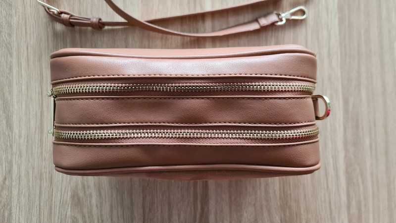 Brązowa mała torebka listonoszka damska Reserved