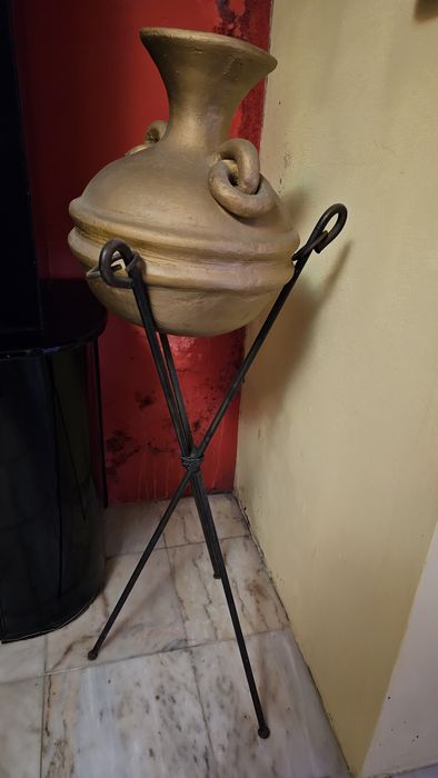 Bilha decorativa com tripé