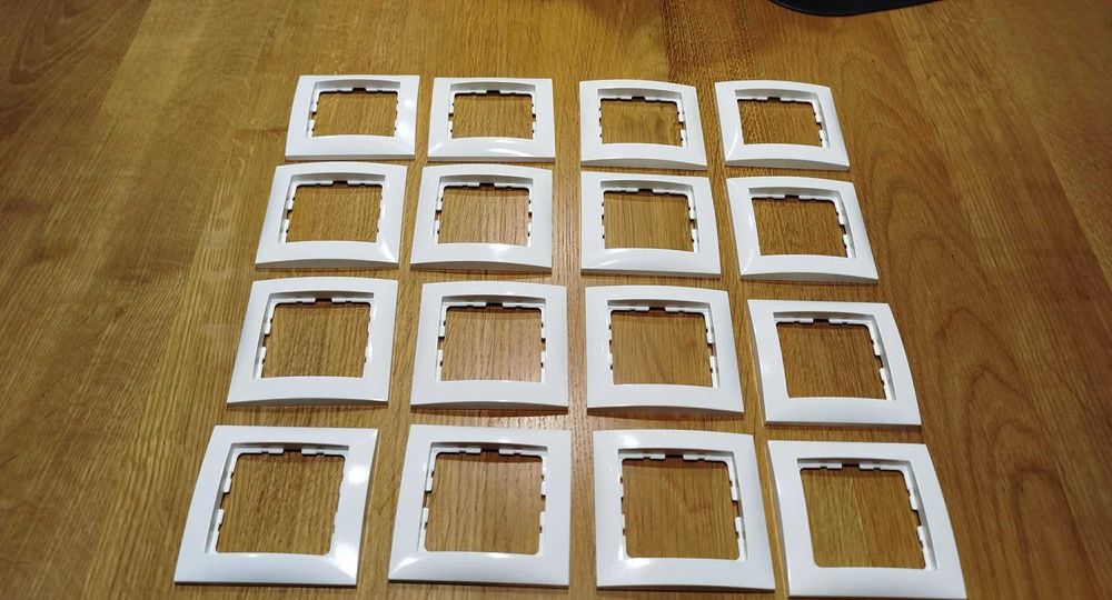 30x Ramka Berker Kwadrat – Biały Połysk