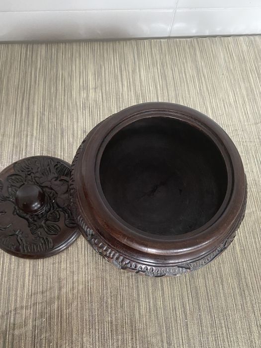 Madeira africana esculpida à mão vintage