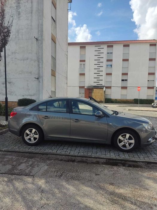 Chevrolet Cruze 1.6 (2011) – IPO até 2027, AC, Sensores, Muito Estimado